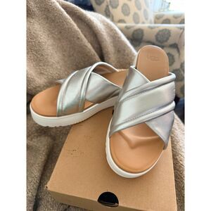 NIB UGG Zayne Crossband Sandal in Silver